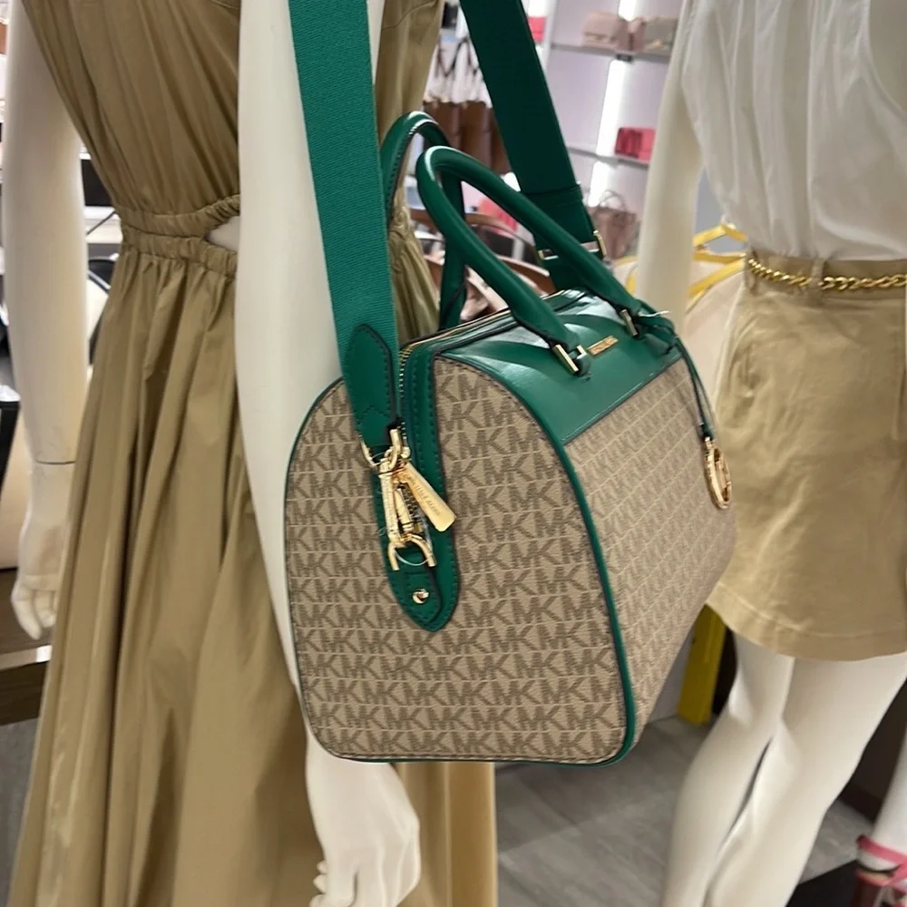 Michael Kors med Duffel Travel - Leather/Coated

PALMETTO GREEN 
MD DUFFLE

NWT - Picture 5 of 16